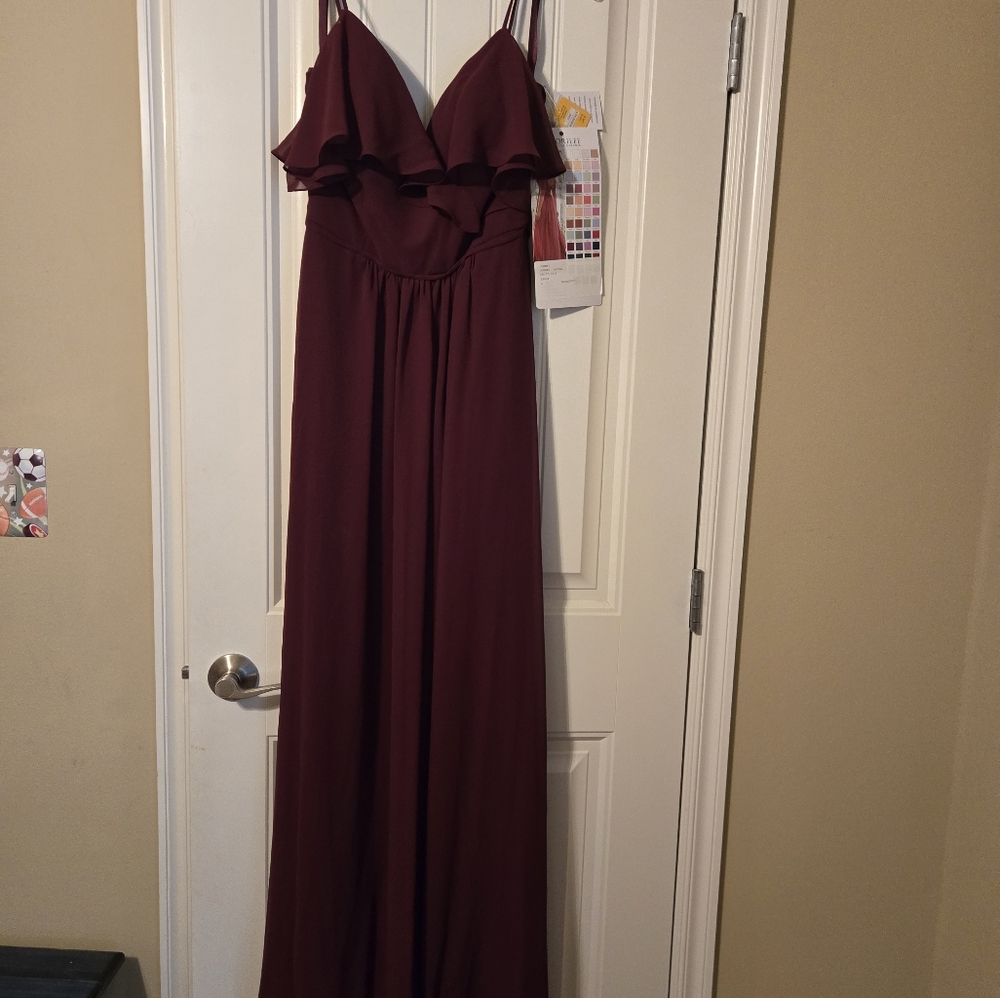 Prom or brides maid dress size 6 never worn tags still on it.
